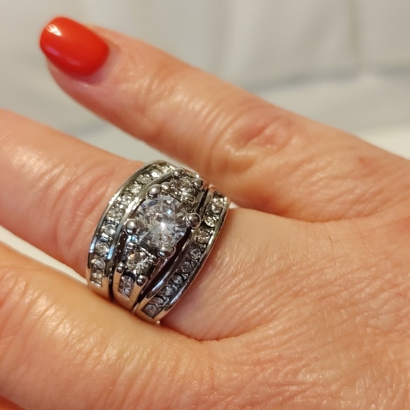 Sterling silver and cubic zirconia ring size 7 - Picture 3 of 5